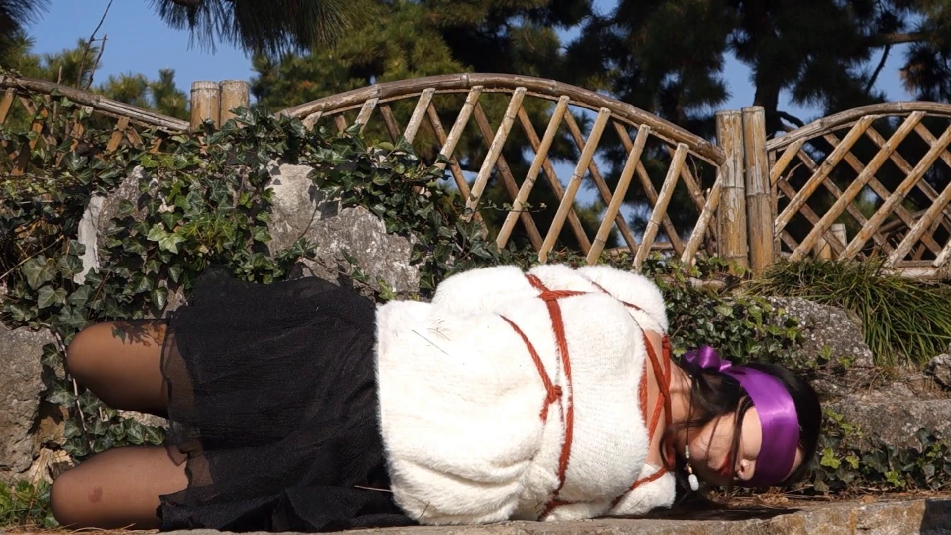 锐度主张 嫣儿情侣园毛衣裙装黑丝 户外绳艺[00-29-01][20250426-104930906].jpg