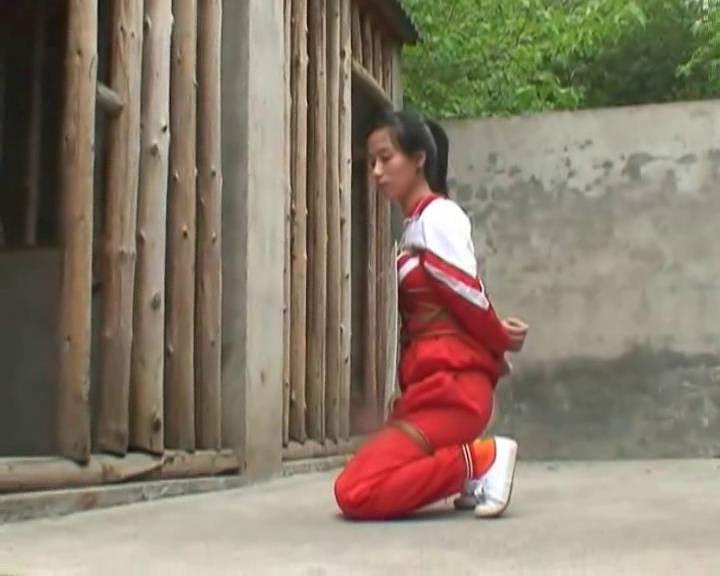 女校生室外受罚 上[00-12-53][20250426-213507119].jpg