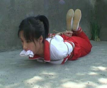 女校生室外受罚 下[00-25-52][20250426-213557777].jpg