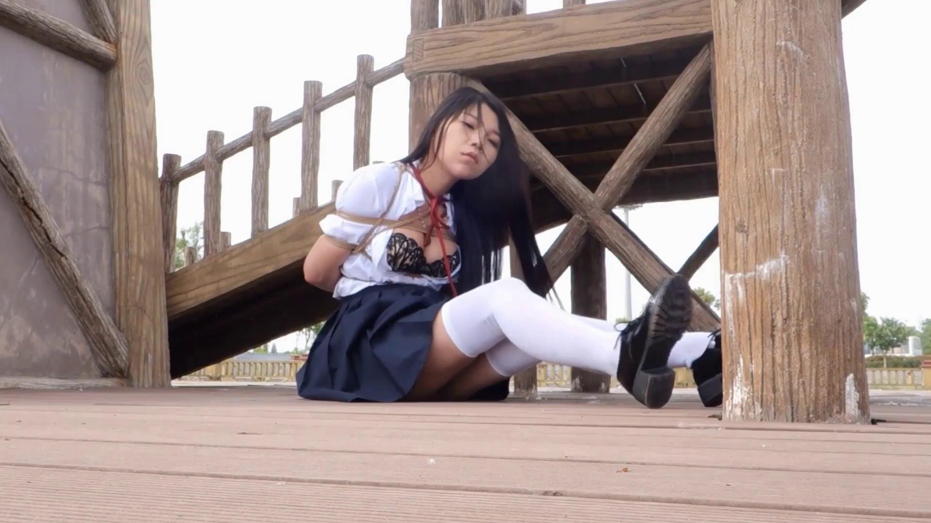 锐度新作 嫣儿-风景区户外观景台上的紧缚[00-10-19][20250504-072549486].jpg